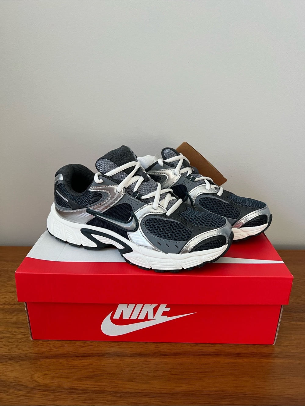 NIB Nike V5 RNR Women’s Metallic Tennis Shoes Size 8